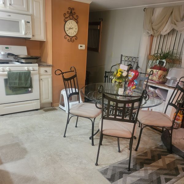 FS44JC - Kitchen/Dining Room FS44JC - Kitchen/ Dining Room